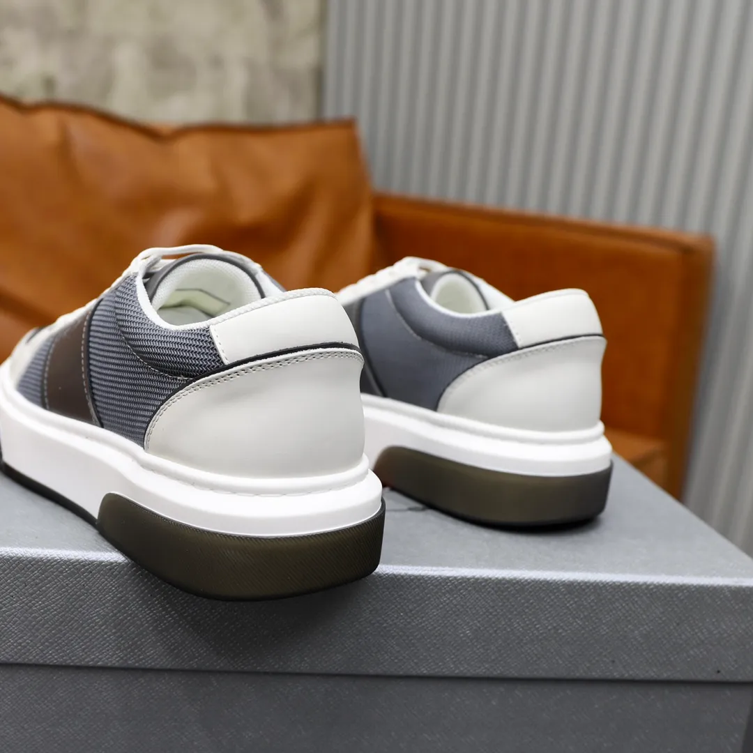 Ex-factory price: 680💰Top original order Brand: PRADA (Prada) Standard code: Men's size 38/44 (45 can be customized) Grade: Same as the official website Material: Original cowhide stitched with imported cloth, cowhide lining, original combination of two-color wear-resistant soft outsole Style category: casual sports version, young fashion, European and American trend, British style Color: actual picture color